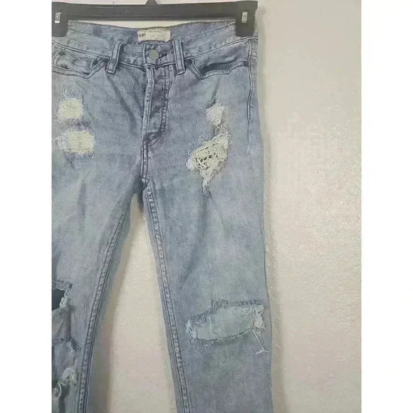 Free People Womens Distressed Light Wash Ripped Frayed Hem Jeans Size W24 - Picture 2 of 9